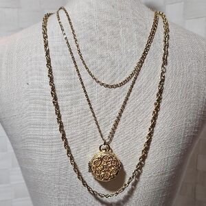 Chic Gold Layered Necklace with Locket Pendant